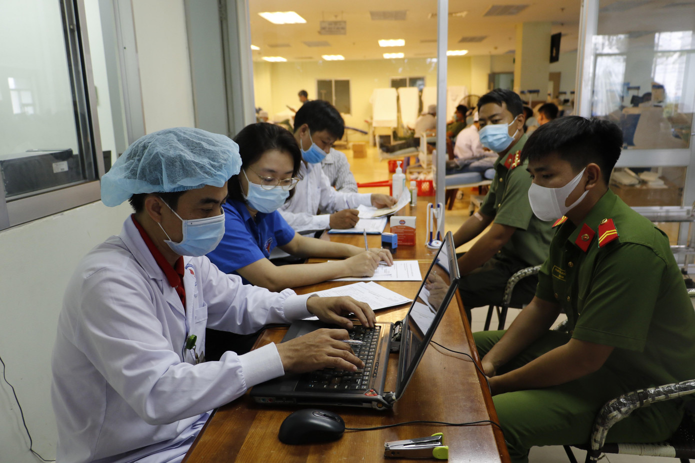 Ngày 10/5, Ban Chỉ đạo vận động hiến máu tình nguyện, Công an TP Cần Thơ phối hợp với Bệnh viện Huyết học truyền máu Cần Thơ tổ chức hiến máu góp phần bổ sung nguồn máu dự trữ, đảm bảo phục vụ công tác điều trị và phòng, chống dịch bệnh COVID-19.