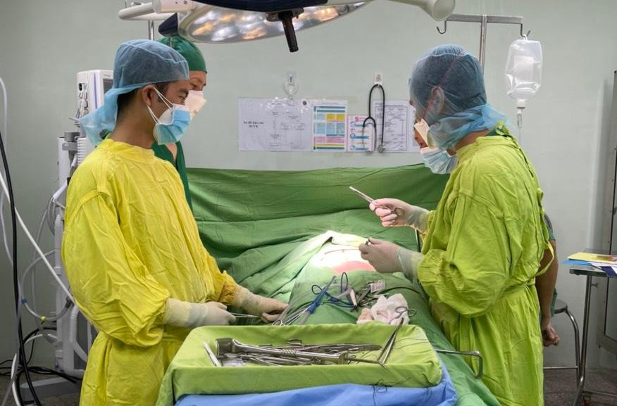 Ekip phẫu thuật cho chị T. Ekip phẫu thuật cho chị T.