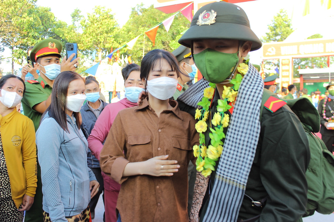 Nhiều cảm xúc trong lễ giao nhận quân tại Hậu Giang.