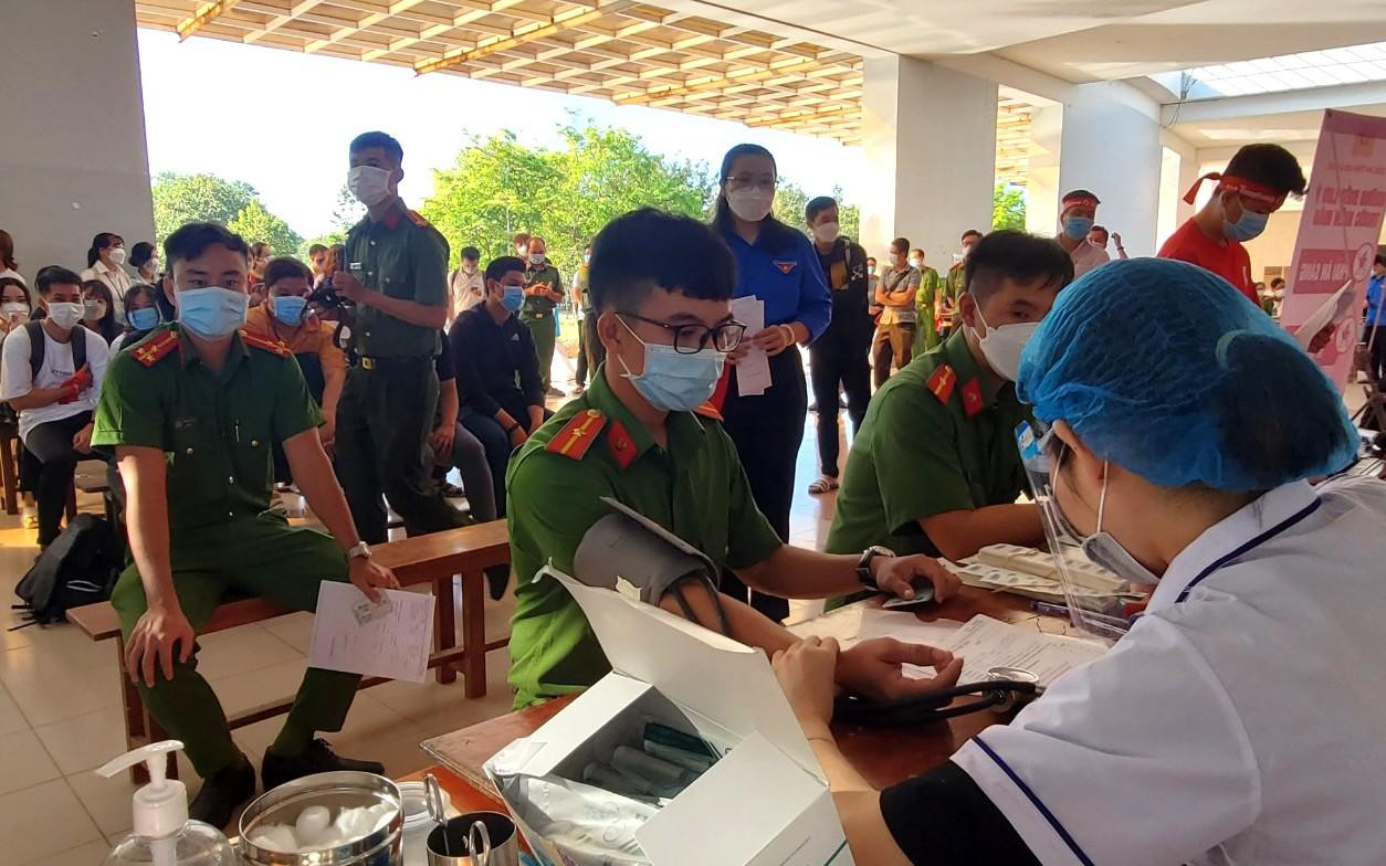 Các chiến sĩ Công an tỉnh An Giang cũng hăng hái chia sẻ "giọt hồng" - Ảnh: Kim Hà.