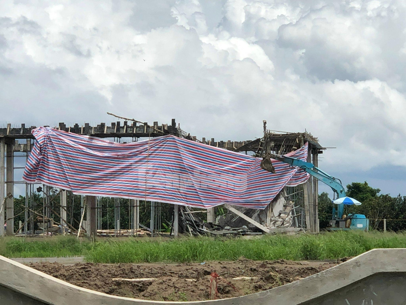 Hiện trường vụ sập giàn giáo khiến một người nguy kịch - Ảnh: Kim Hà.