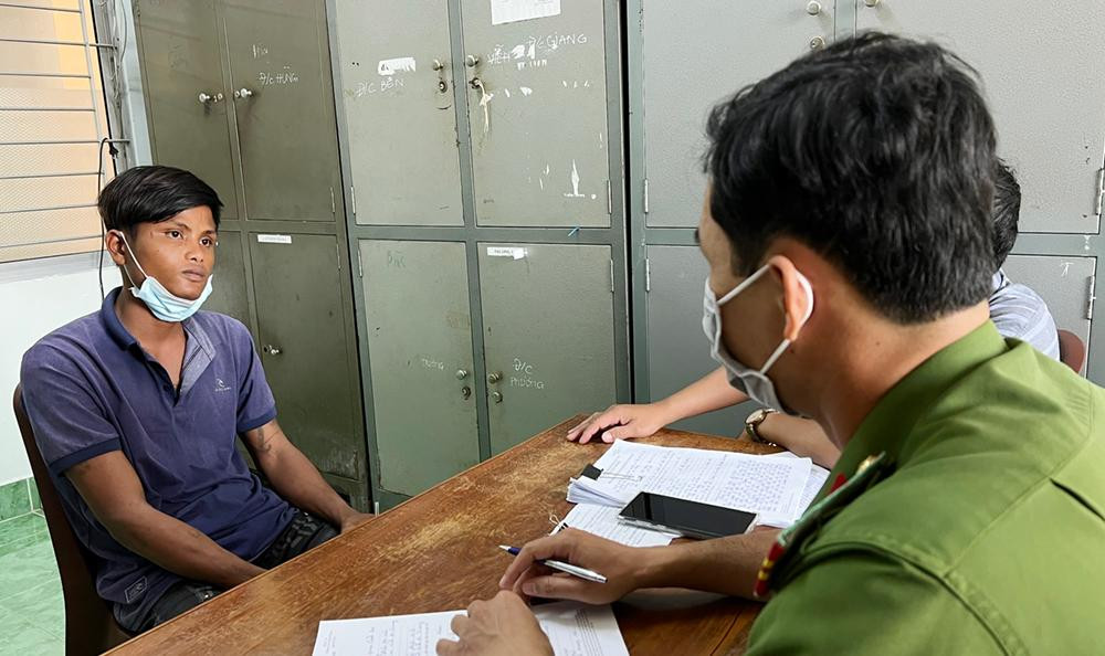 Chau Đươnl tại cơ quan công an.