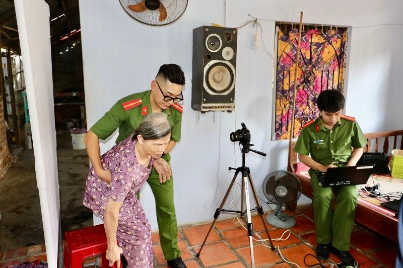 Lực lượng Đoàn thanh niên Công an TP Cần Thơ đến tận nhà hỗ trợ cấp thẻ CCCD cho bà Phạm Thị Gương.