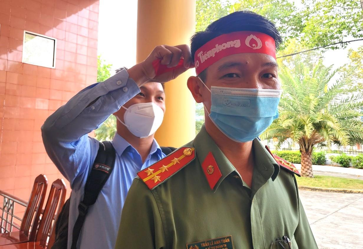 Đại uý Trần Lê Anh Tuấn – Bí thư Đoàn thanh niên Công an tỉnh Đồng Tháp có mặt để hiến máu từ sáng sớm - Ảnh: Kim Hà.