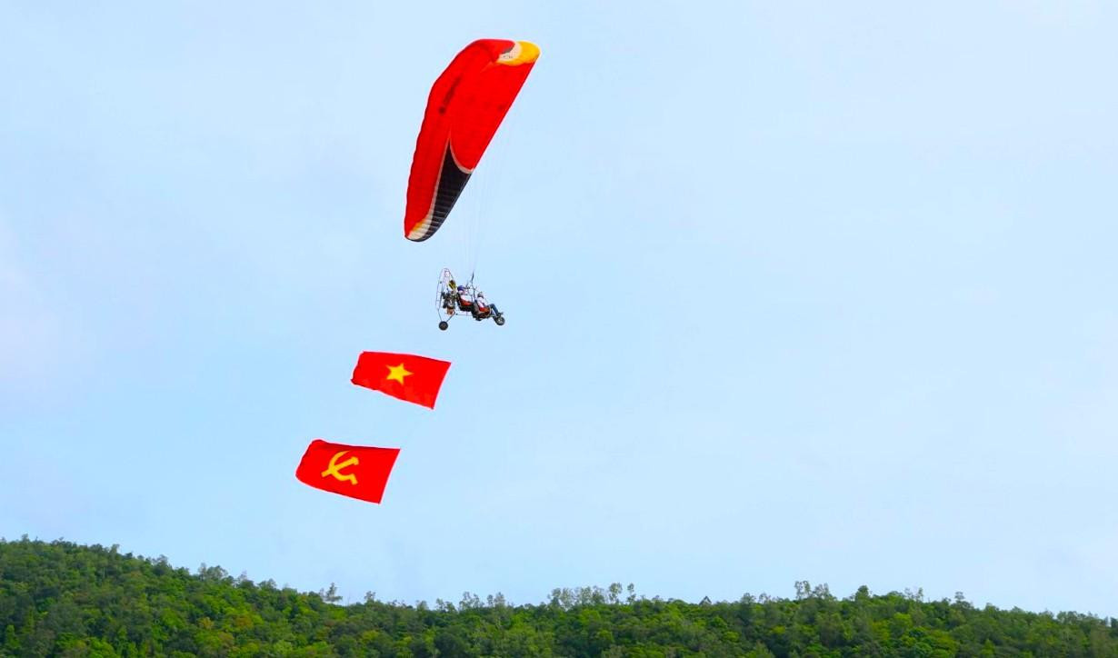 Những màn bay lượn trên không khiến khán giả thích thú - Ảnh: Kim Hà.