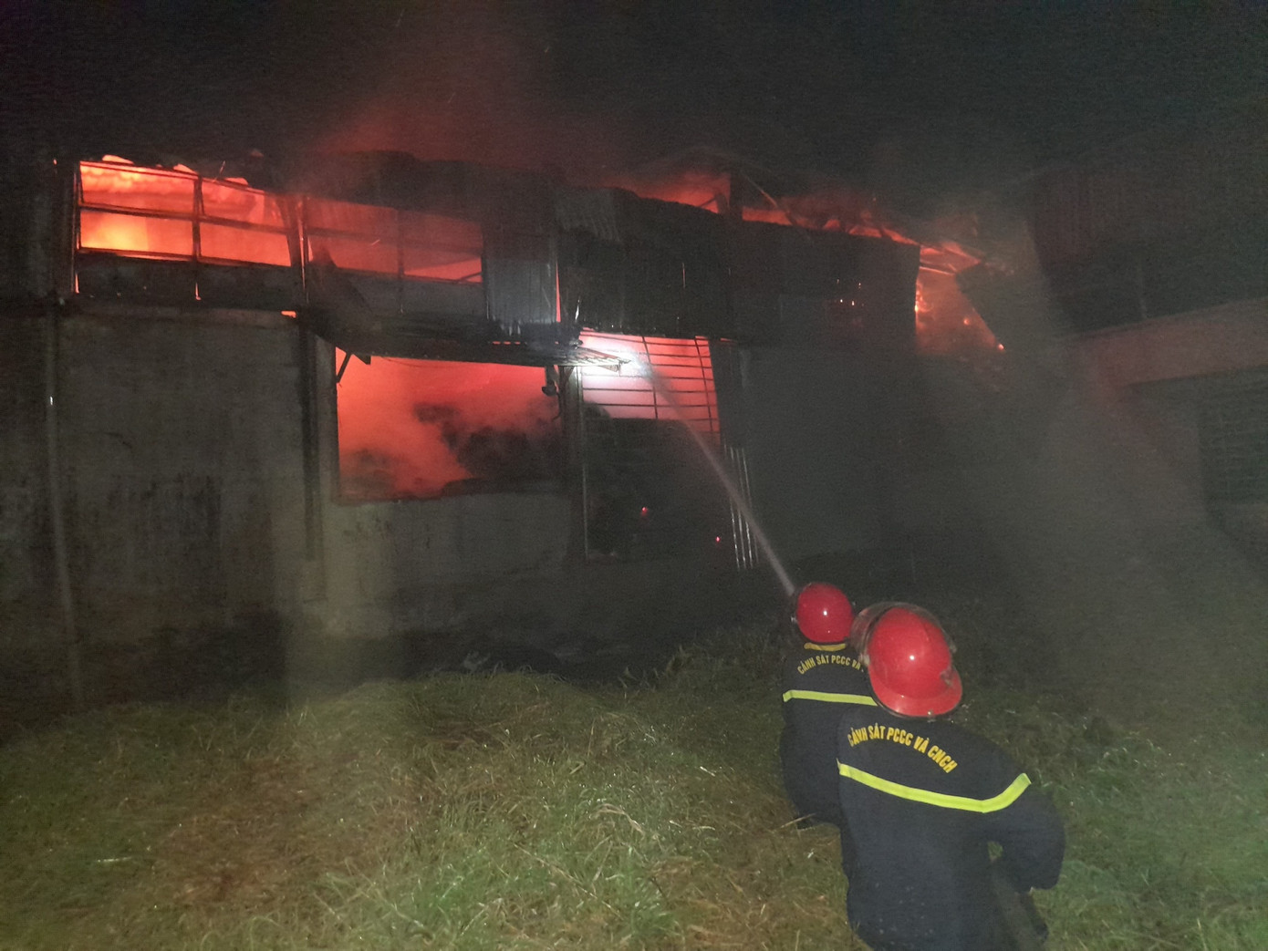 Hơn 20 cán bộ chiến sĩ PCCC&CHCN Công an tỉnh Vĩnh Long đã được huy động đến dập tắt đám cháy. Ảnh: CTV. Hơn 20 cán bộ chiến sĩ PCCC&CHCN Công an tỉnh Vĩnh Long đã được huy động đến dập tắt đám cháy. Ảnh: CTV.