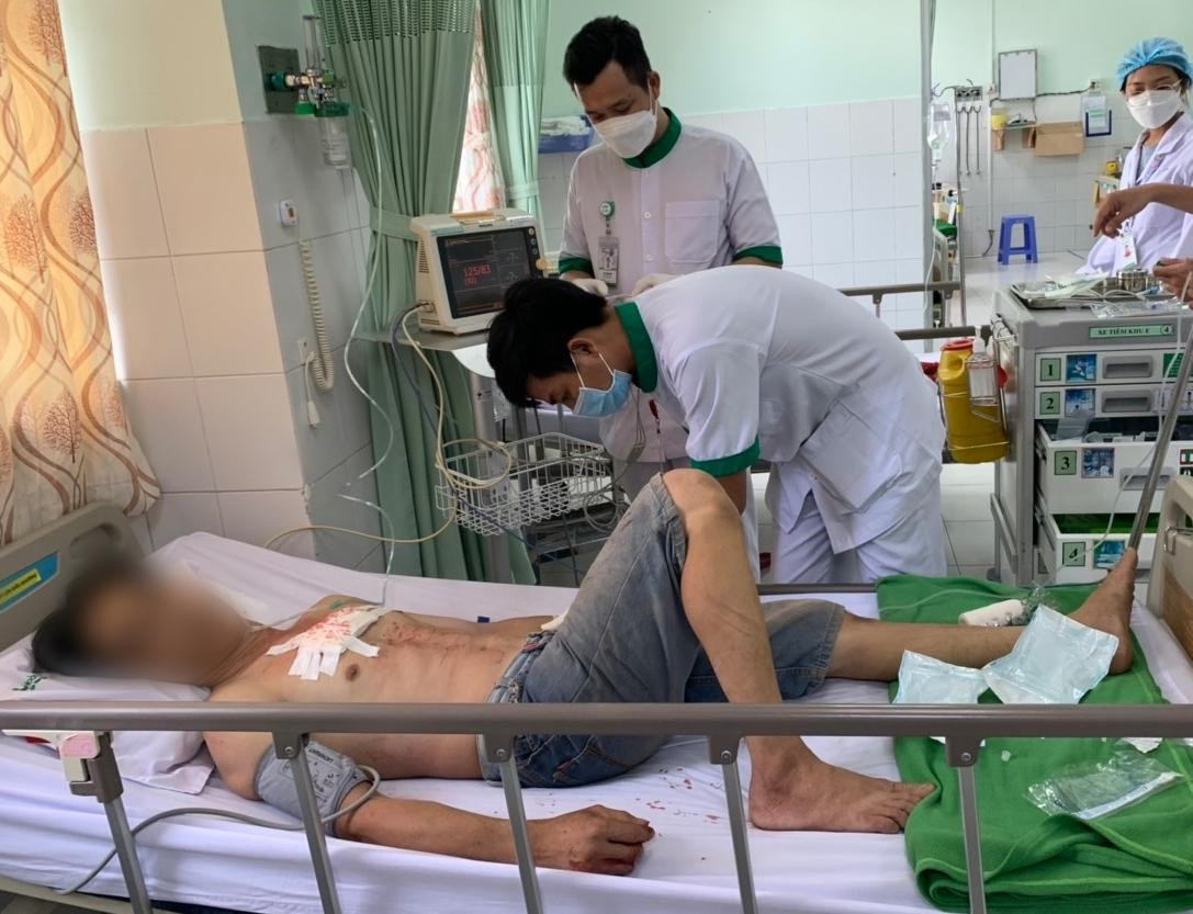 Anh T. nhập viện trong tình trạng có vết thương vùng ngực, chảy rất nhiều máu.