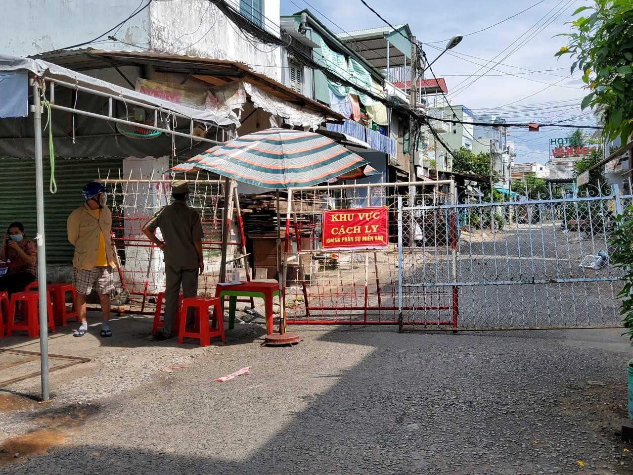 Người trong khu vực đang phong tỏa cần thực hiện nghiêm nguyên tắc “nội bất xuất, ngoại bất nhập”, chỉ được ra ngoài trong một số trường hợp đặc biệt - Ảnh: Kim Hà.