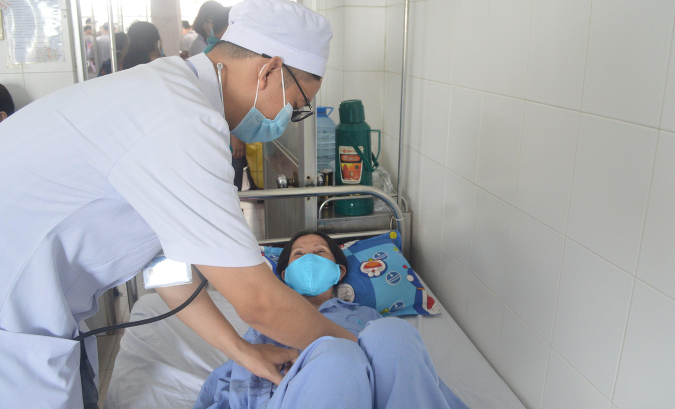 Bệnh nhân dần ổn định sau khi lấy dị vật ra khỏi cổ.