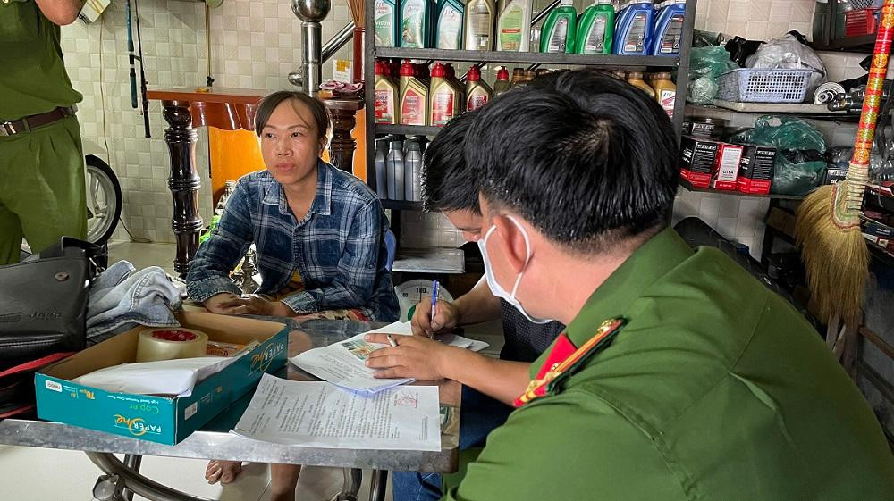 Khám xét nhà đối tượng Trần Thị Hơn (TP Châu Đốc).