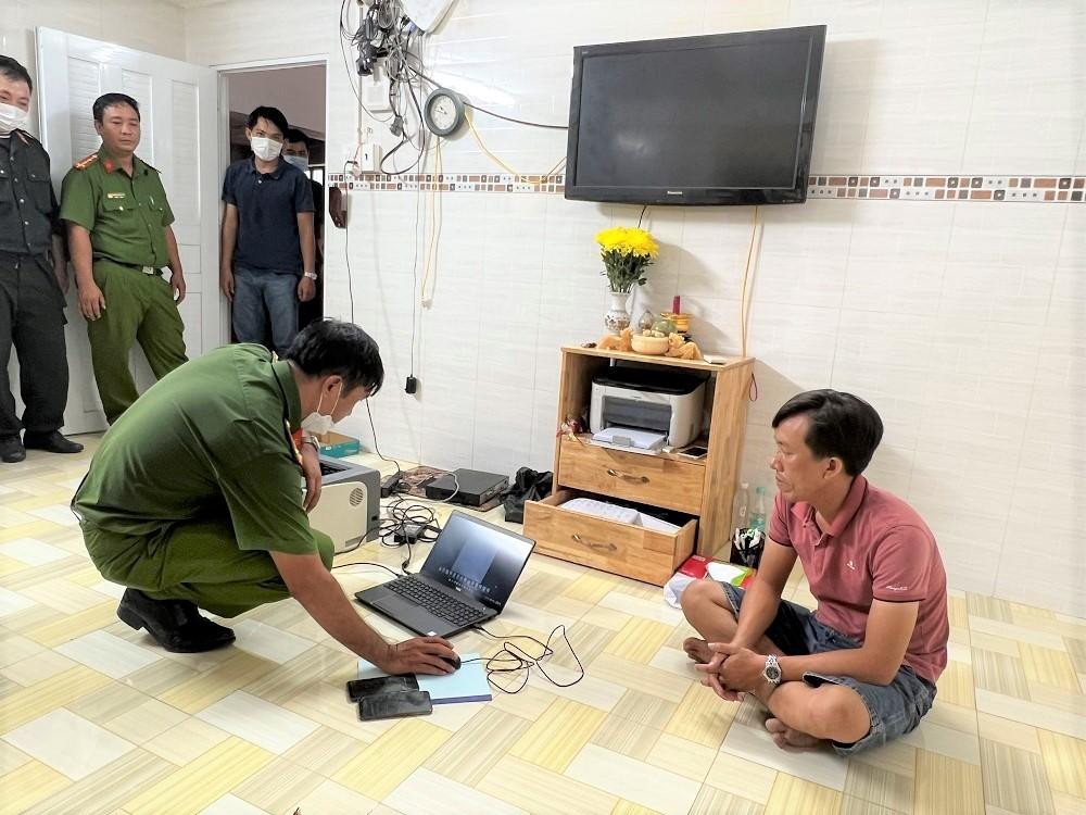 Khám xét nhà đối tượng Trần Văn Quí (TP Châu Đốc).