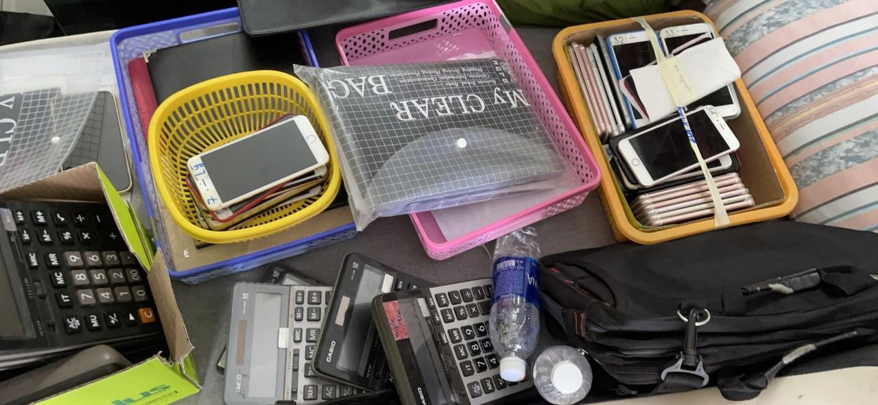 Nhiều tang vật bị thu giữ trong quá trình khám xét. Nhiều tang vật bị thu giữ trong quá trình khám xét.