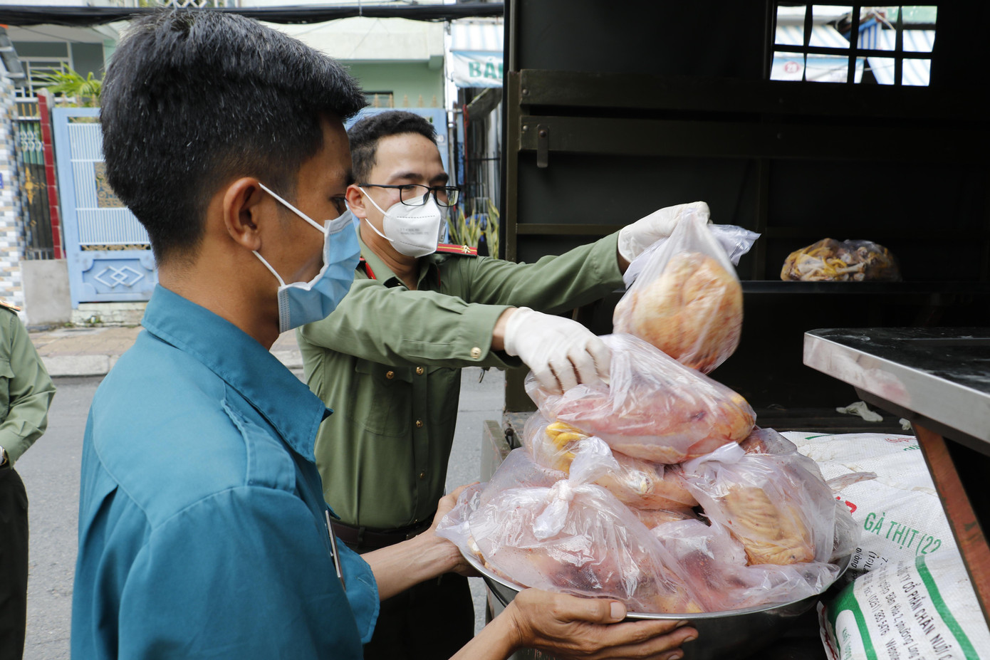 Được biết, từ khi thành phố thực hiện giãn cách xã hội đến nay, Công an thành phố Cần Thơ đã tổ chức trên 30 đợt hỗ trợ, trao tặng gần 2.000 phần quà gồm các nhu yếu phẩm và hơn 15 tấn gạo cho bệnh viện dã chiến số 1 và các điểm cách ly, phong tỏa trên địa bàn với số tiền gần 3 tỉ đồng, góp phần bảo đảm an sinh xã hội, chăm lo đời sống cho nhân dân.