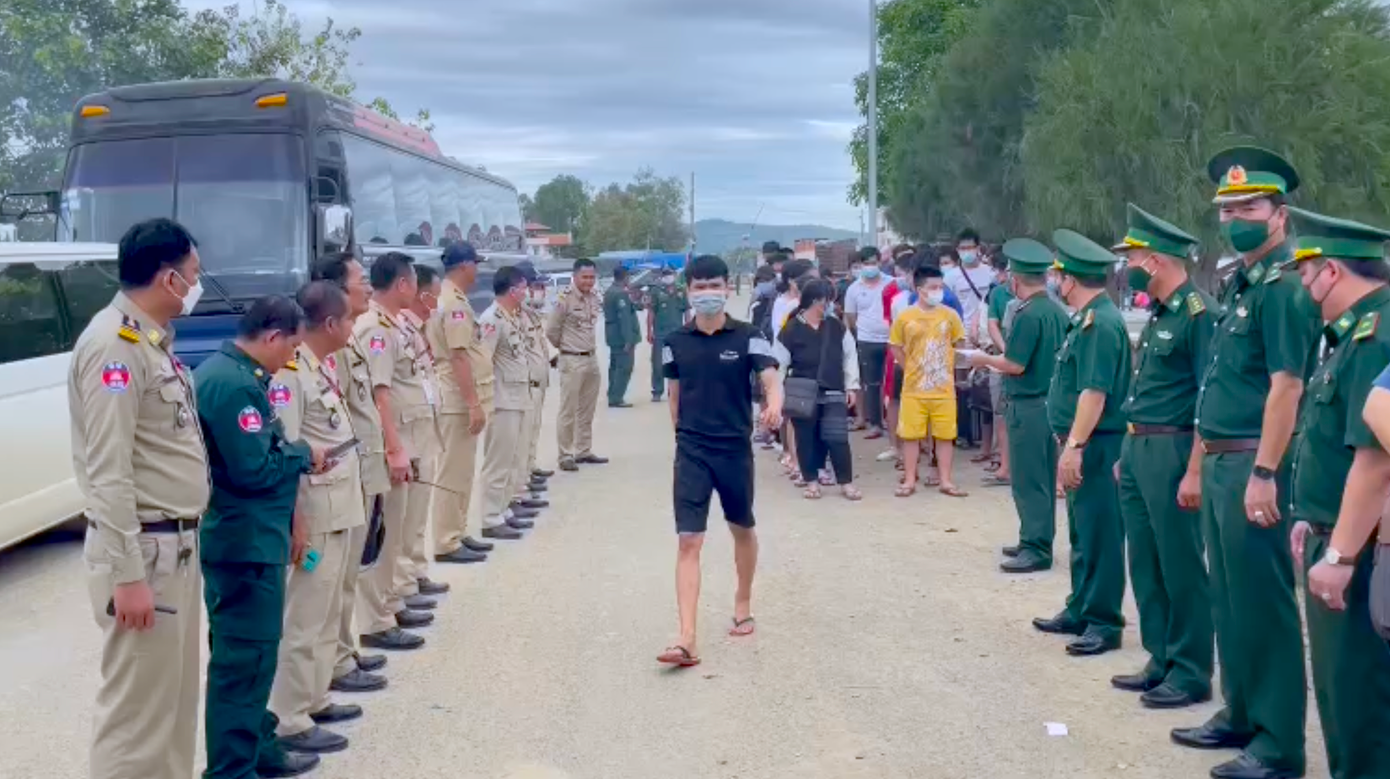 Tiếp nhận công dân từ Campuchia về nước.