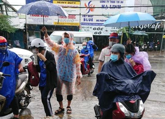Các sĩ tử kịp thời được lực lượng Đoàn thanh niên hỗ trợ đến điểm thi kịp thời.