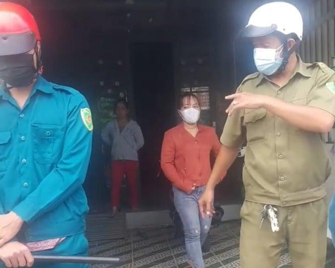Lực lượng chức năng đến giải tán đám đông bao vây nhà chủ hụi.