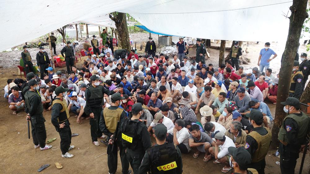 Hiện trường vụ bắt quả tang sới bạc "khủng". Hiện trường vụ bắt quả tang sới bạc "khủng".