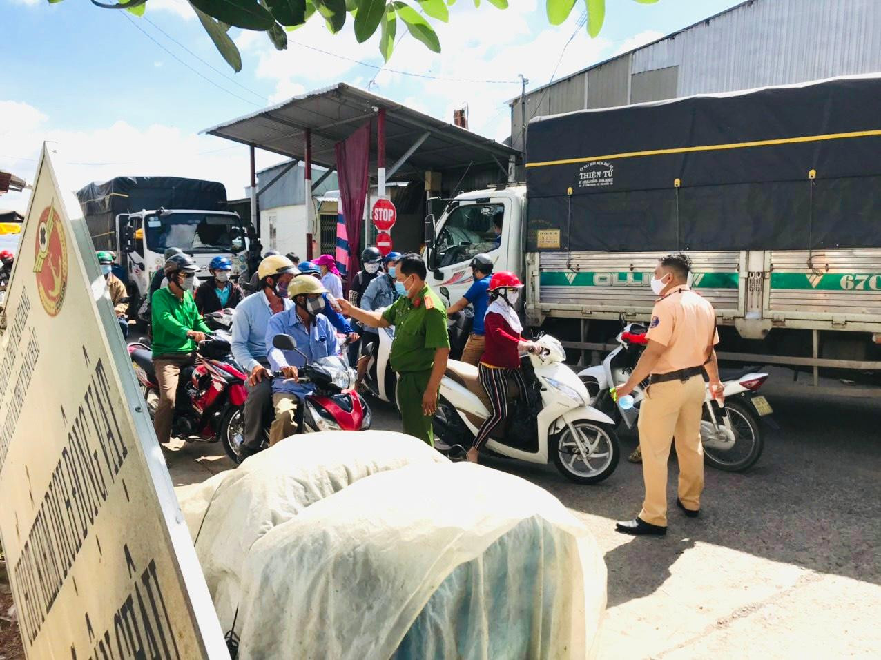 Một chốt kiểm soát trên địa bàn thị xã Tân Châu.