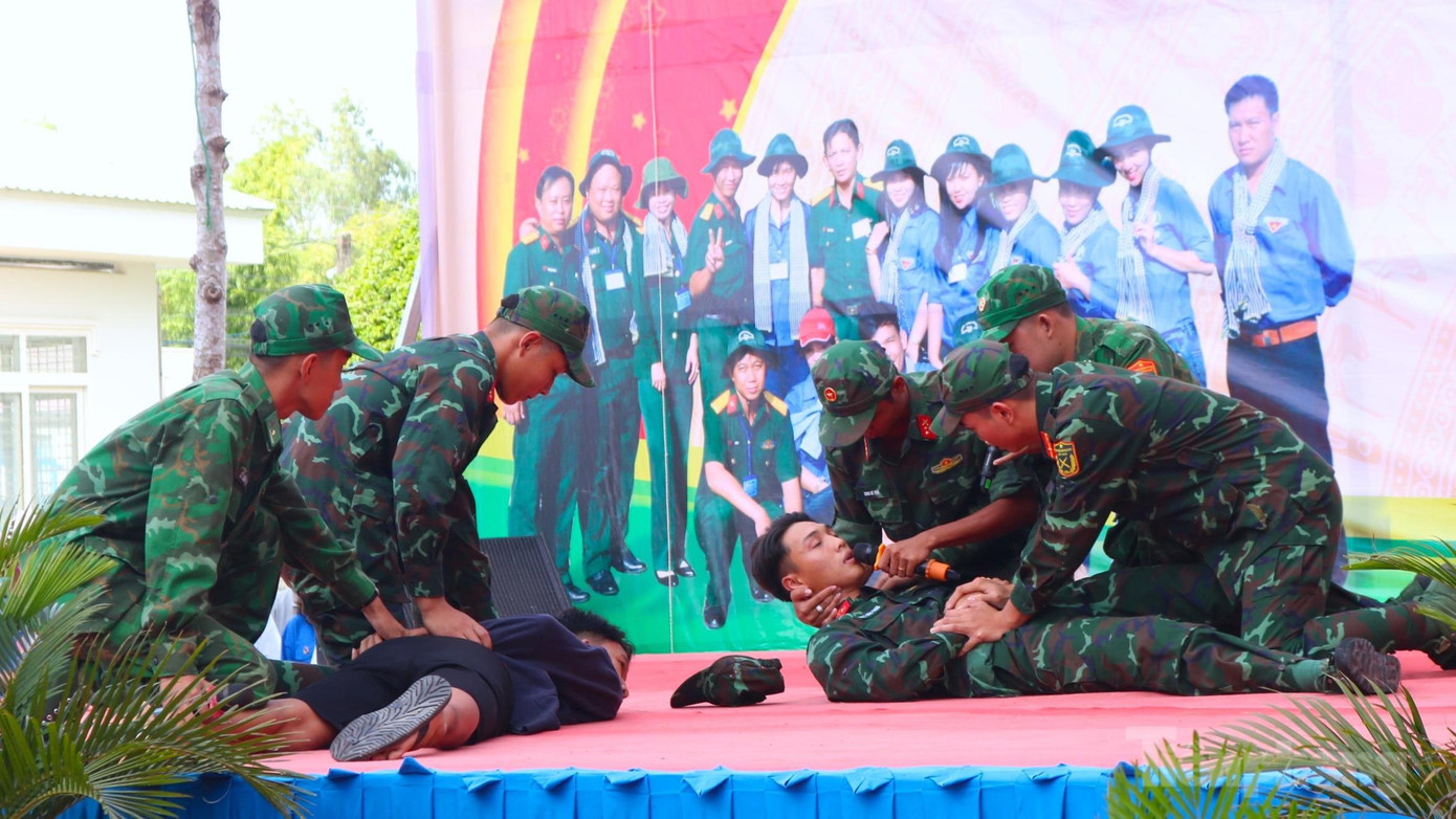 Các cán bộ chiến sĩ Trung đoàn 892 Bộ CHQS tỉnh An Giang nhập vai như diễn viên chuyên nghiệp trong tiểu phẩm "Giữ vững vùng biên giới" - Ảnh: Kim Hà. Các cán bộ chiến sĩ Trung đoàn 892 Bộ CHQS tỉnh An Giang nhập vai như diễn viên chuyên nghiệp trong tiểu phẩm "Giữ vững vùng biên giới" - Ảnh: Kim Hà.