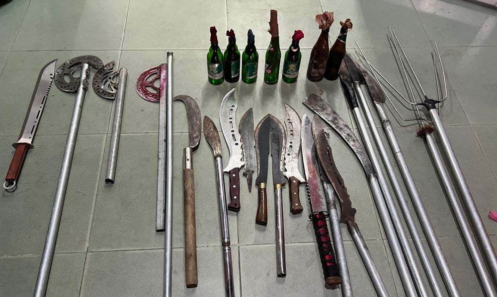 Nhiều hung khí và bom xăng tự chế thu giữ được. Nhiều hung khí và bom xăng tự chế thu giữ được.