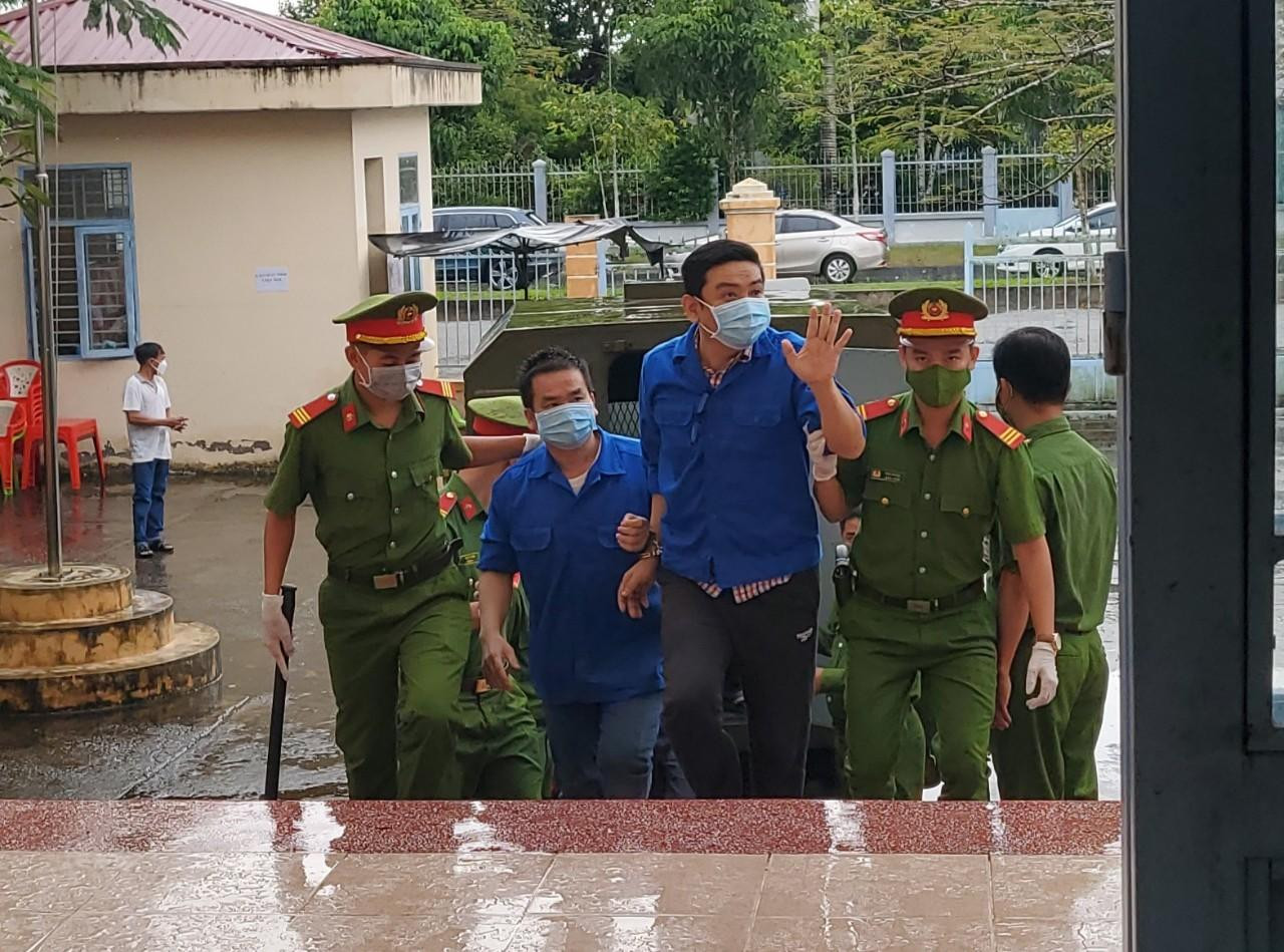 Các bị cáo đến phiên toà trước giờ tuyên án - Ảnh: Kim Hà. Các bị cáo đến phiên toà trước giờ tuyên án - Ảnh: Kim Hà.