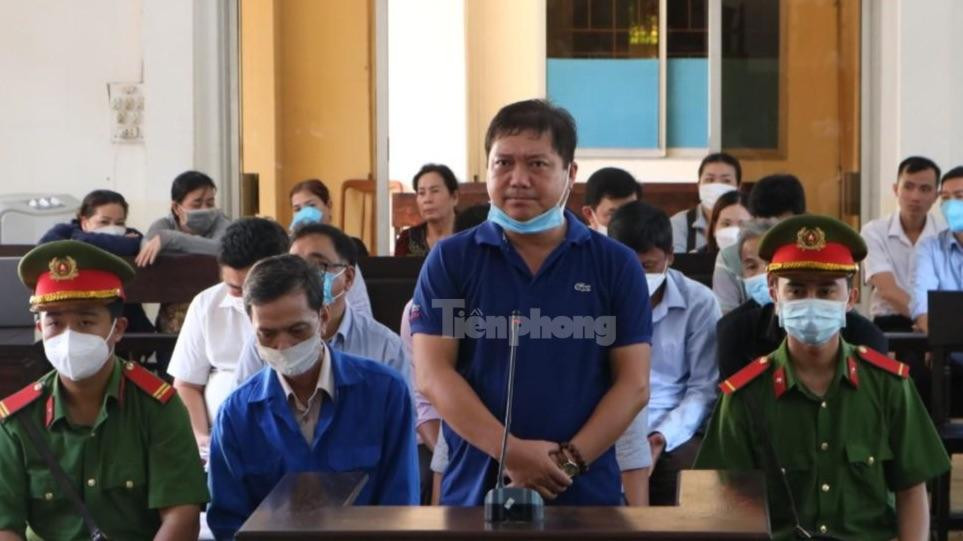 Bị cáo Việt cho rằng, mình chỉ có lỗi là đã quen biết và quá tin tưởng Hải. Đứng tại phiên toà bị cáo rất ân hận - Ảnh: Kim Hà. Bị cáo Việt cho rằng, mình chỉ có lỗi là đã quen biết và quá tin tưởng Hải. Đứng tại phiên toà bị cáo rất ân hận - Ảnh: Kim Hà.