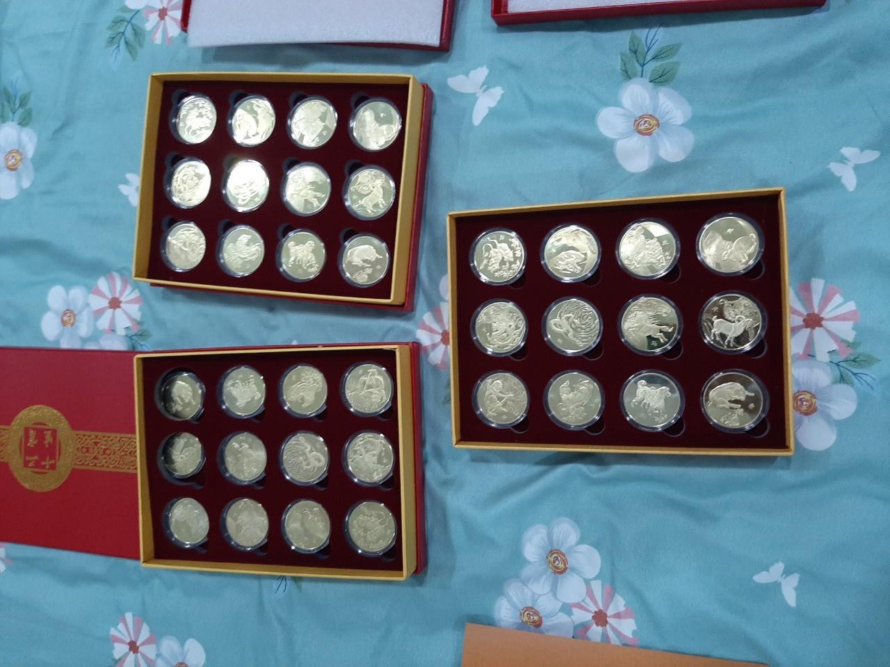 Quá trình khám xét nhà thu giữ nhiều giấy tờ, tang vật có liên quan đến vụ án. Quá trình khám xét nhà thu giữ nhiều giấy tờ, tang vật có liên quan đến vụ án.