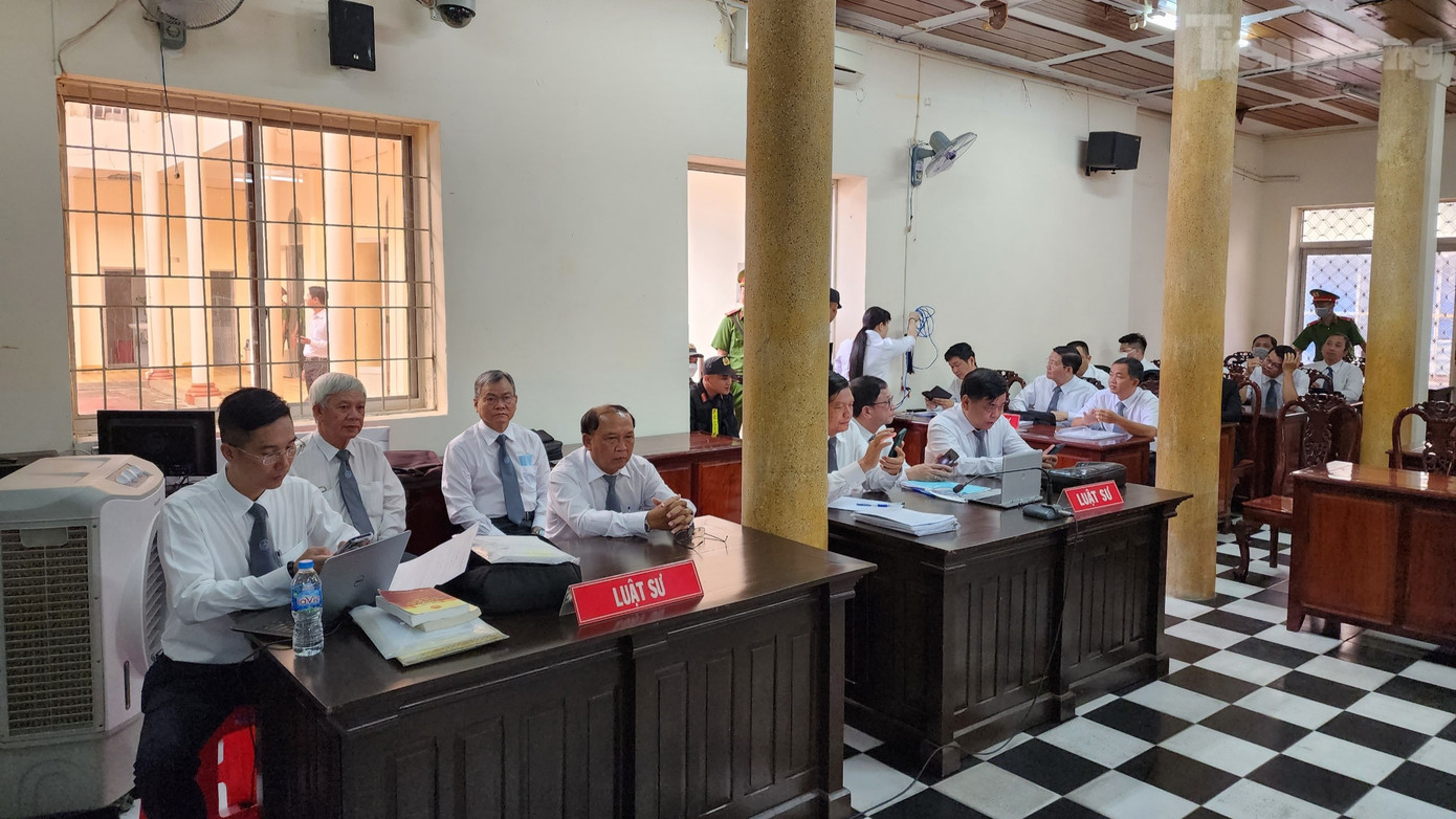 Rất đông luật sư tham gia phiên toà xét xử vụ án buôn lậu gần 51kg vàng. Ảnh: Kim Hà. Rất đông luật sư tham gia phiên toà xét xử vụ án buôn lậu gần 51kg vàng. Ảnh: Kim Hà.