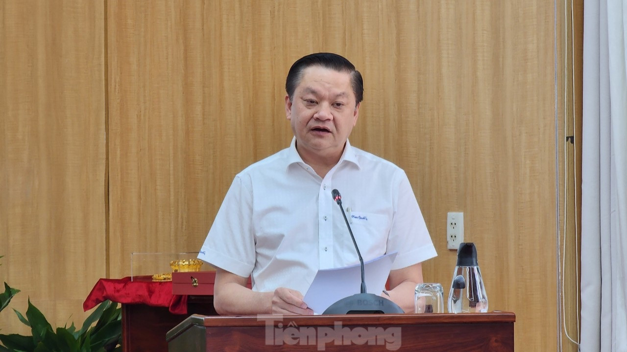 Ông Dương Tấn Hiển – Phó Chủ tịch Thường trực UBND TP Cần Thơ báo cáo tại hội nghị. Ảnh: Kim Hà. Ông Dương Tấn Hiển – Phó Chủ tịch Thường trực UBND TP Cần Thơ báo cáo tại hội nghị. Ảnh: Kim Hà.
