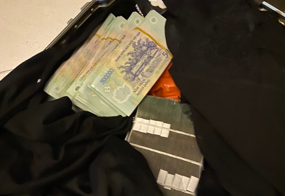 Vali chứa 1 tỉ đồng tiền mặt được trả lại cho khách để quên.