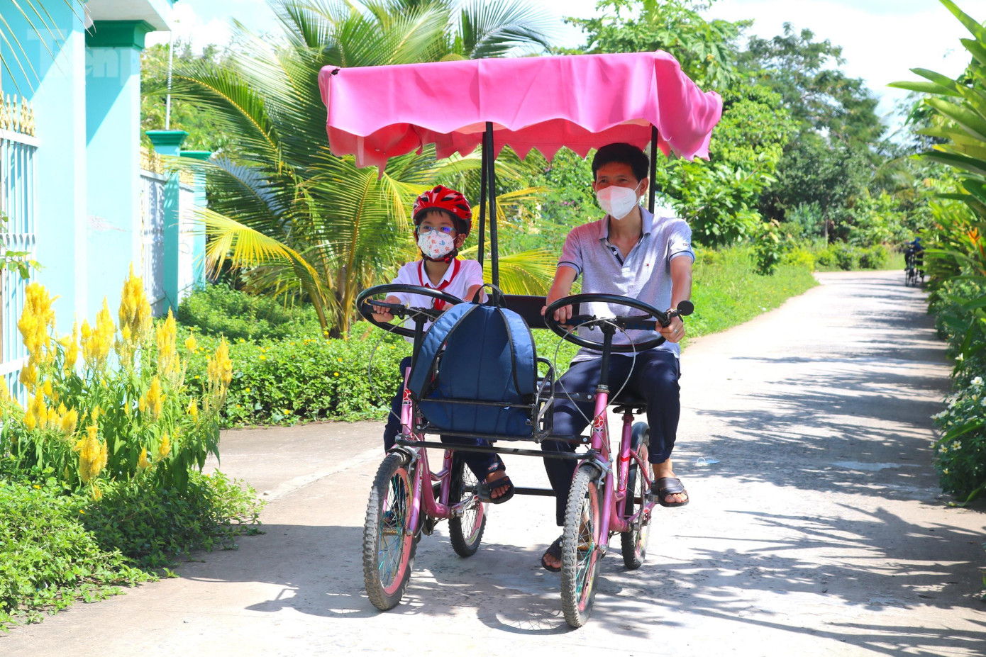 Phương tiện đi học hằng ngày vô cùng độc lạ của hai cha con em Hoài Thương - Ảnh: Kim Hà. Phương tiện đi học hằng ngày vô cùng độc lạ của hai cha con em Hoài Thương - Ảnh: Kim Hà.