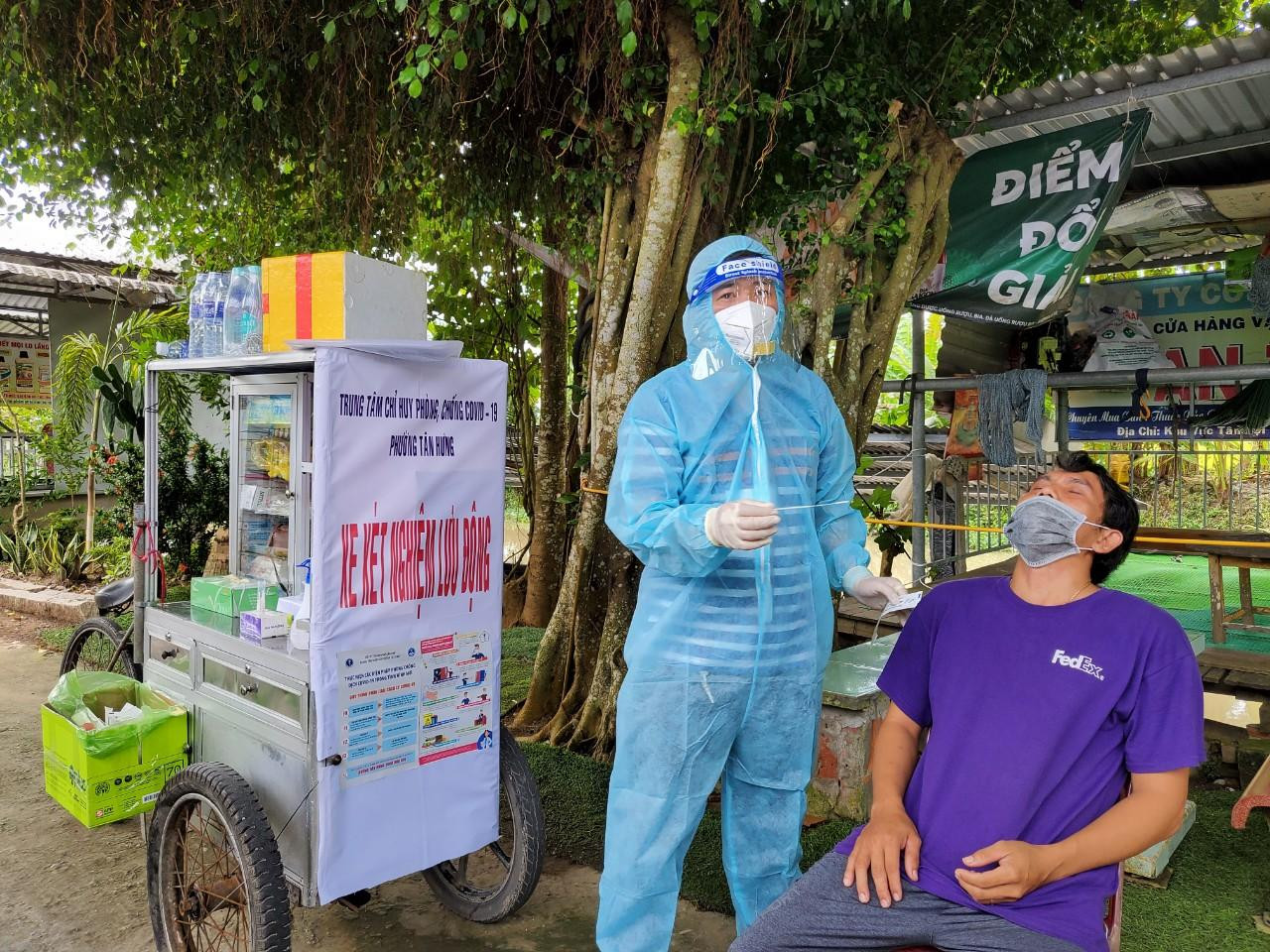 Anh Phạm Toàn Vẹn phấn khởi khi được test COVID-19 tại nhà - Ảnh: Kim Hà.