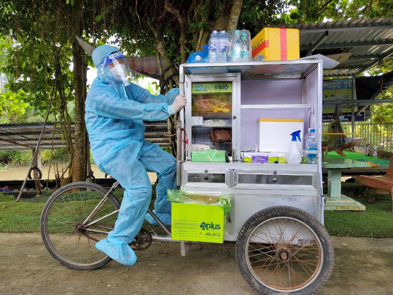 "Xe cá viên chiên" mùa COVID-19 - Ảnh: Kim Hà.
