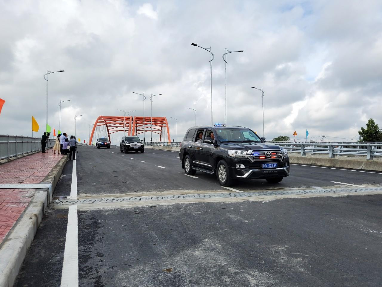 Thông xe cầu Cái Cam nhân Kỷ niệm 100 năm ngày sinh cố Thủ tướng Võ Văn Kiệt. Ảnh: Kim Hà.