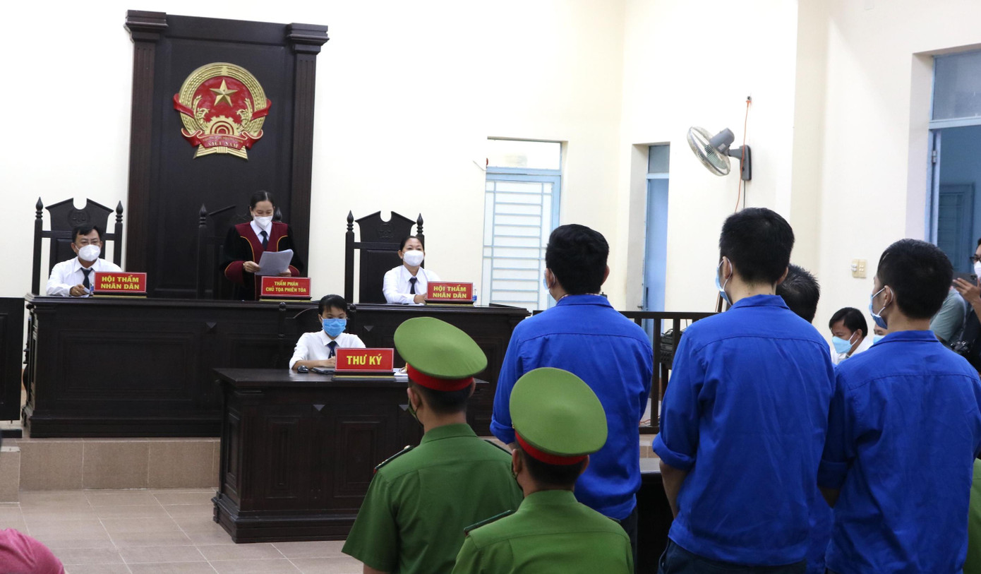 Ngoài mức án mà các bị cáo phải chấp hành, HĐXX còn tuyên cấm các bị cáo hành nghề báo chí trong thời hạn 3 năm kể từ ngày chấp hành án tù xong - Ảnh: Kim Hà. Ngoài mức án mà các bị cáo phải chấp hành, HĐXX còn tuyên cấm các bị cáo hành nghề báo chí trong thời hạn 3 năm kể từ ngày chấp hành án tù xong - Ảnh: Kim Hà.