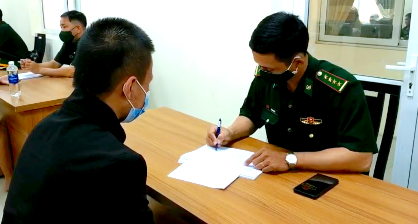 Các công dân trở về đều được khai báo y tế trước khi bàn giao cho Công an tỉnh An Giang thụ lý.