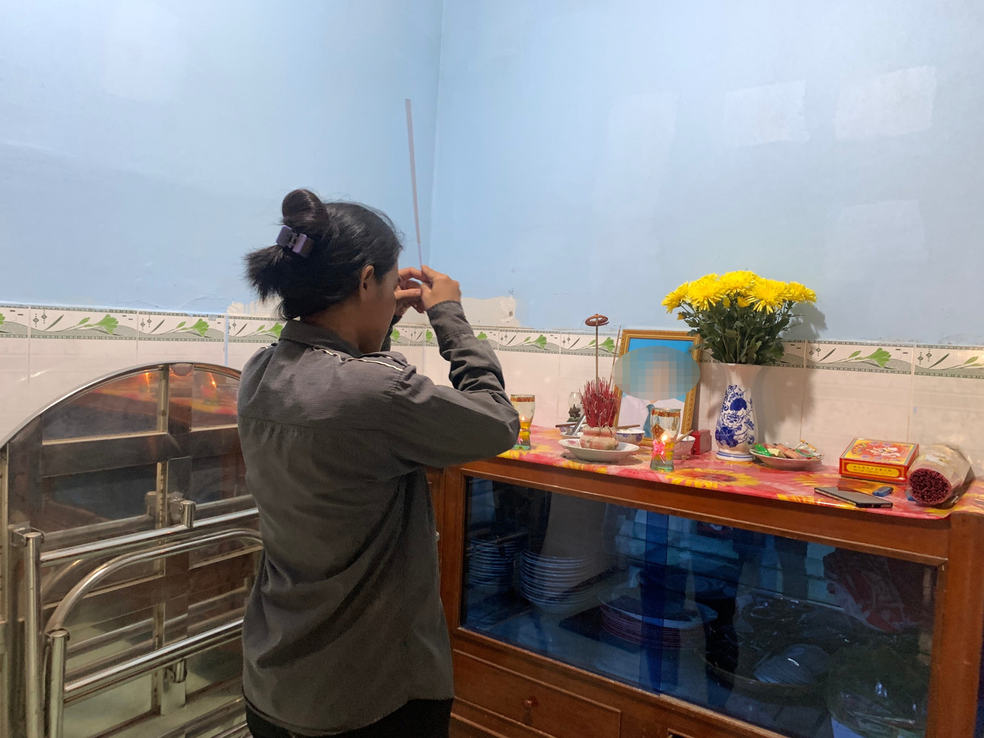 Người nhà của Lực mong công an sớm điều tra làm rõ cái chết của đứa con xấu số. Người nhà của Lực mong công an sớm điều tra làm rõ cái chết của đứa con xấu số.