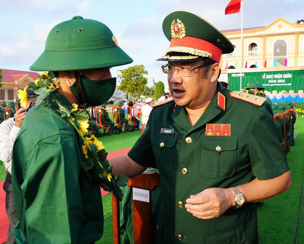 Thượng tướng Phạm Hoài Nam - Thứ trưởng Bộ Quốc phòng dự lễ giao, nhận quân tại Trà Vinh.