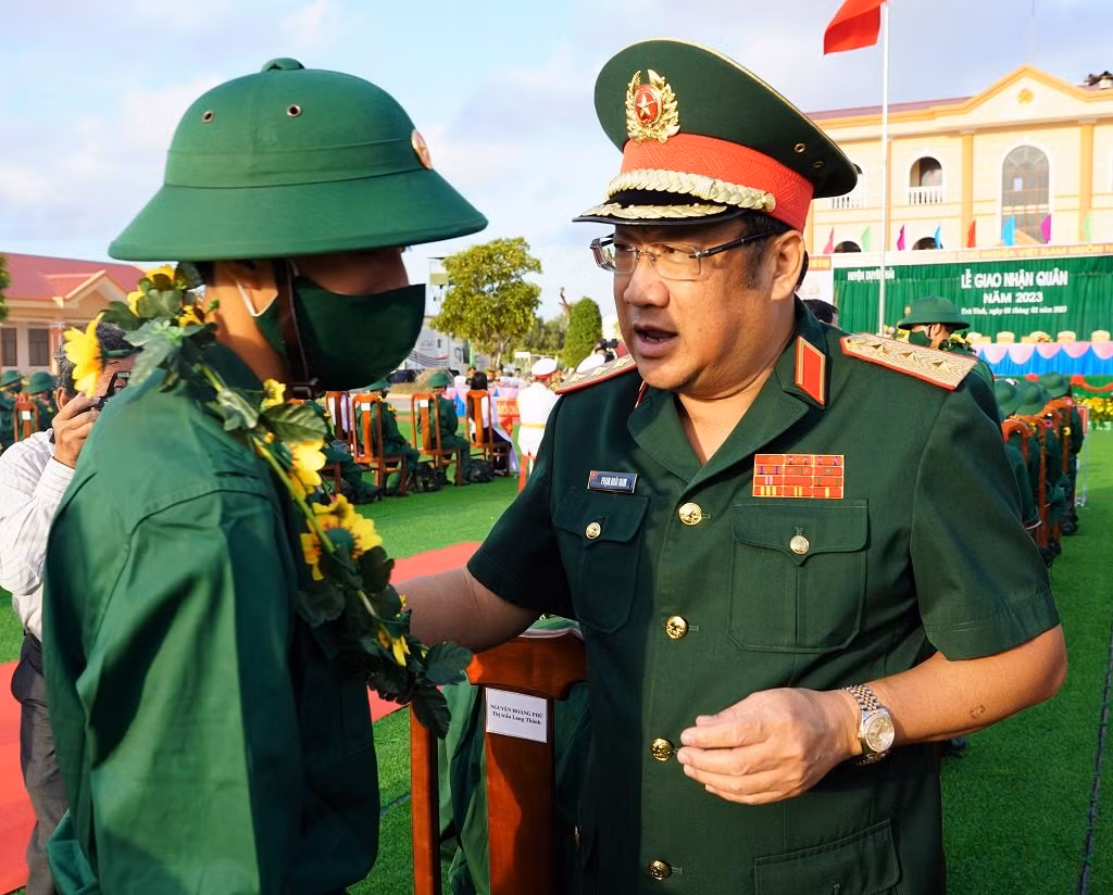 Thượng tướng Phạm Hoài Nam - Thứ trưởng Bộ Quốc phòng dự lễ giao, nhận quân tại Trà Vinh.