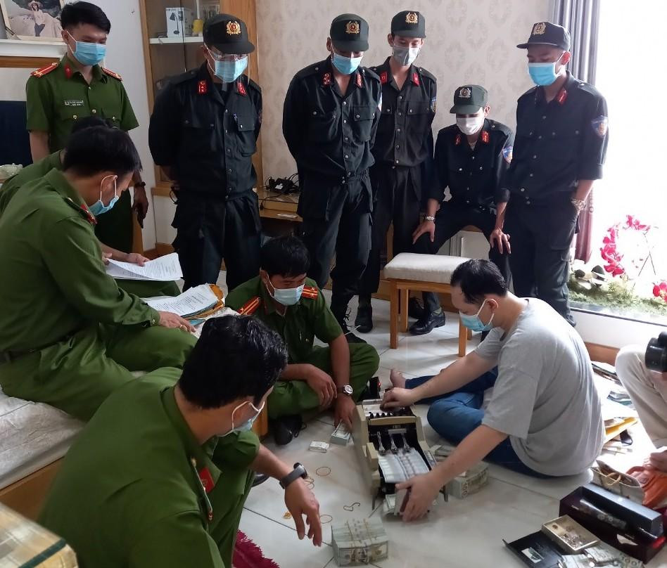 Đô la Mỹ thu giữ được trong quá trình khám xét. Đô la Mỹ thu giữ được trong quá trình khám xét.