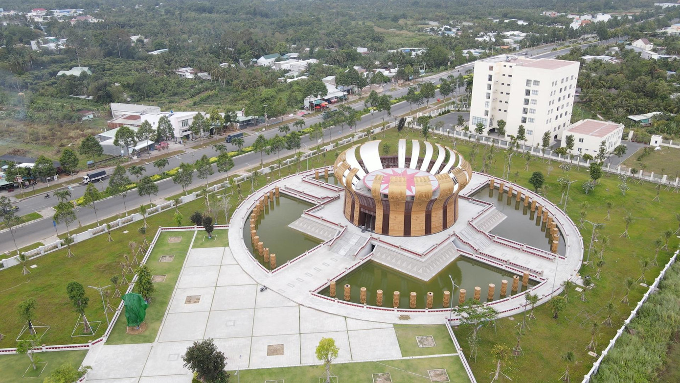 Đền thờ chính với hình tượng trống đồng cách điệu thời đại Hùng Vương.