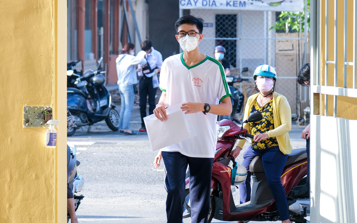 Có 112.746 trẻ từ 12 - 17 tuổi đang sinh sống, học tập trên địa bàn TP Cần Thơ sẽ được tiêm vắc xin phòng COVID-19. Đợt đầu tiên sẽ tổ chức tiêm trước cho lứa tuổi 16 - 17 tuổi, với tổng số 36.888 trẻ; đợt tiếp theo sẽ tiêm cho 75.858 em từ 12 - 15 tuổi. Trong ảnh: Học sinh trường THPT Châu Văn Liêm (quận Ninh Kiều, TP Cần Thơ) vừa hồi hộp vừa phấn khởi khi đến điểm tiêm vắc xin phòng COVID-19.