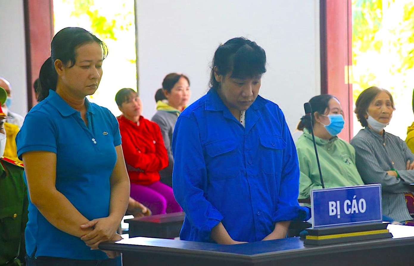 Hai bị cáo tại phiên toà.