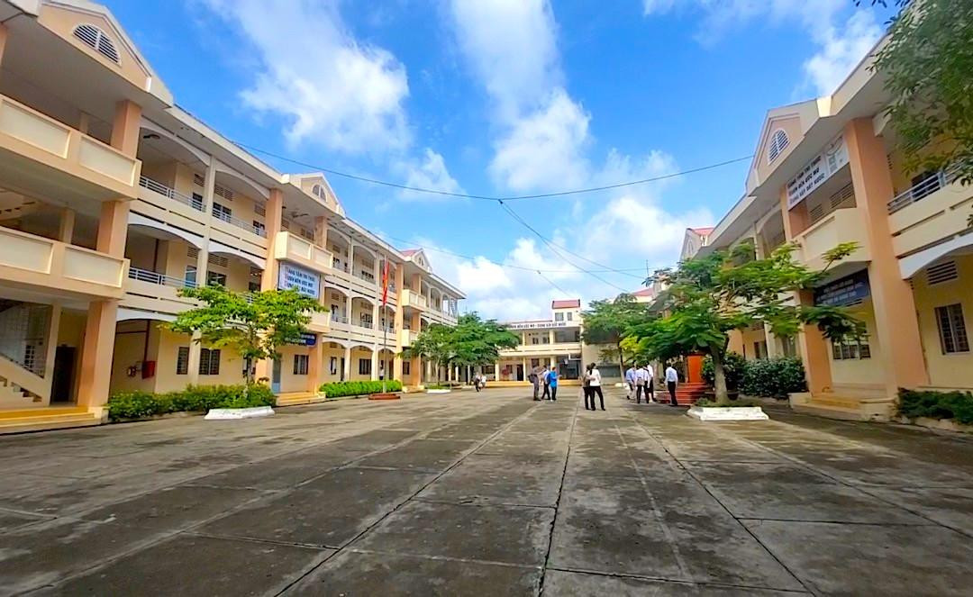 Khuôn viên sáng, xanh, sạch, đẹp tại điểm thi Trường THPT Nguyễn Việt Dũng (quận Cái Răng) - Ảnh: Kim Hà. Khuôn viên sáng, xanh, sạch, đẹp tại điểm thi Trường THPT Nguyễn Việt Dũng (quận Cái Răng) - Ảnh: Kim Hà.