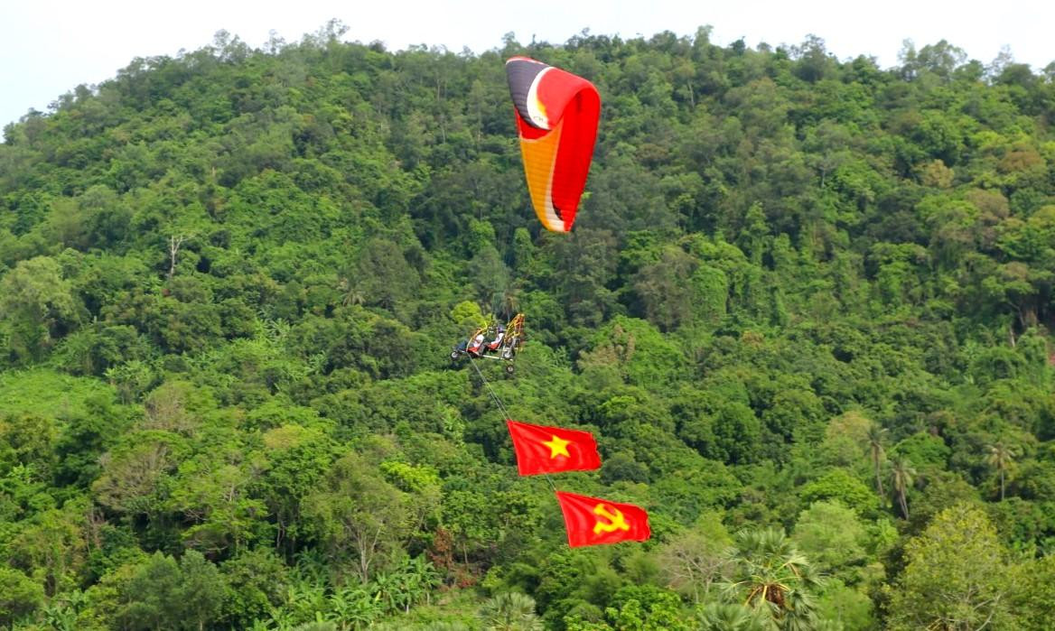 “Bay trên Phụng Hoàng Sơn” năm nay có sự tham gia của 10 dù lượn và diều lượn, 50 máy bay mô hình và khoảng 80 phi công - Ảnh: Kim Hà.