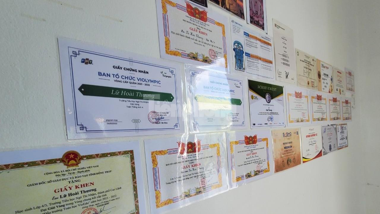 Các thành tích "khủng" mà cậu bé đạt được - Ảnh: Kim Hà. Các thành tích "khủng" mà cậu bé đạt được - Ảnh: Kim Hà.