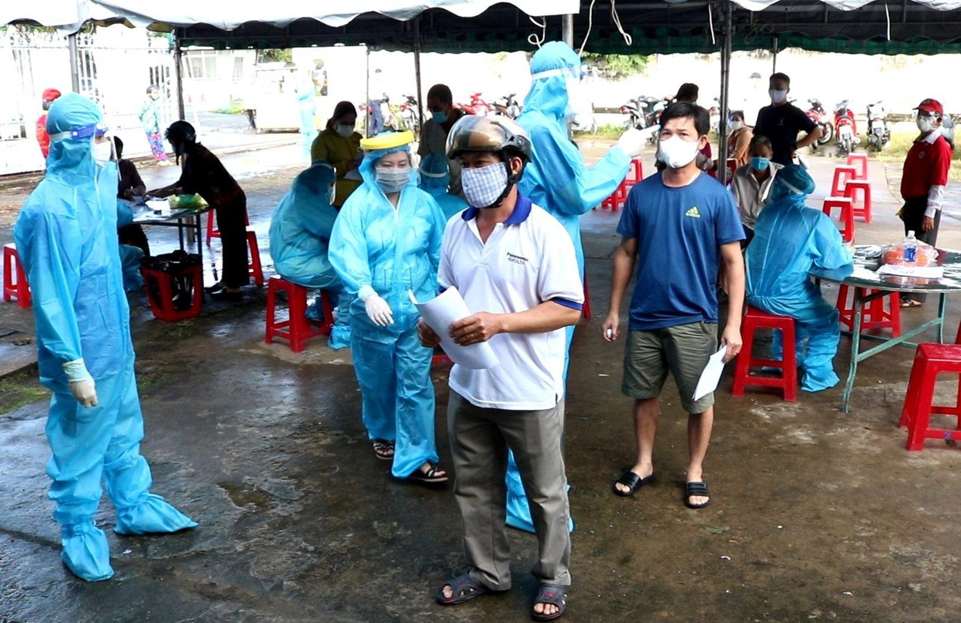 Người dân xếp hàng chuẩn bị vào tiêm vắc xin. Ảnh: Kim Hà.