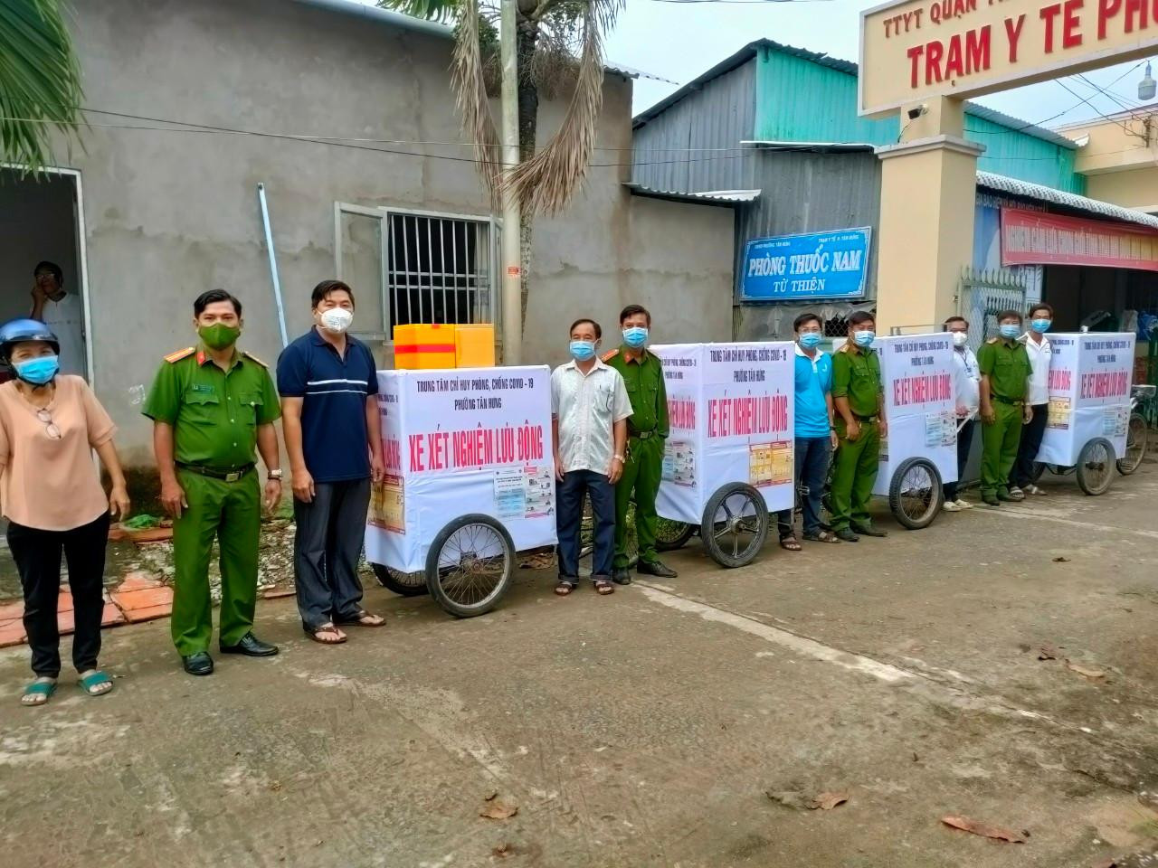 Các xe xét nghiệm lưu động của phường Tân Hưng.