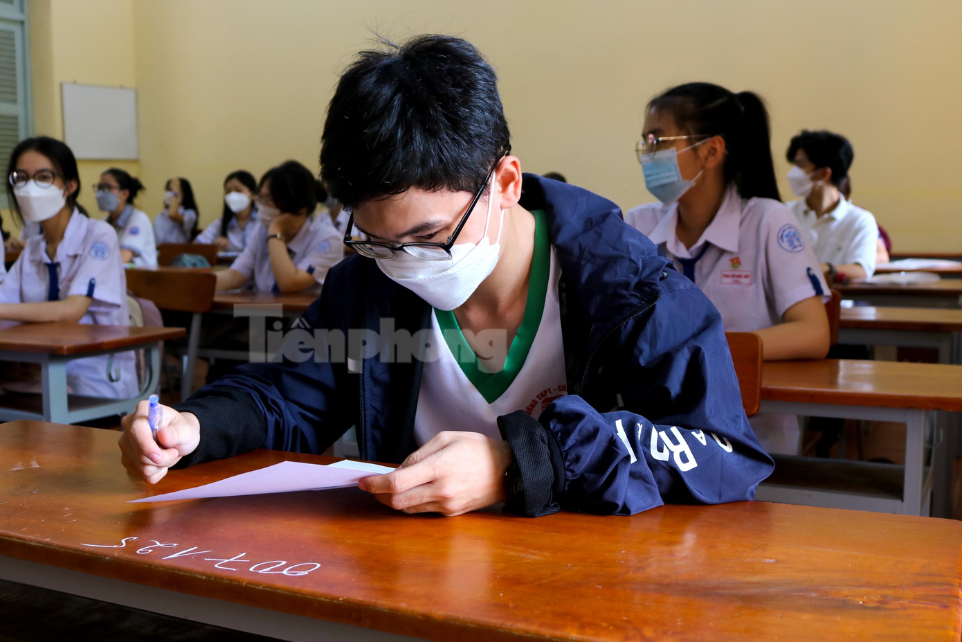 Em Nguyễn Huỳnh Thế Cường (lớp 12A1) chia sẻ: "Em có nguyện vọng thi vào ngành Y đa khoa của Trường Đại học Y dược Cần Thơ. Trước kì thi, em rất hồi hộp và được gia đình động viên giữ tinh thần thoải mái, bình tĩnh là sự chuẩn bị tốt nhất lúc này" - Ảnh: Kim Hà. Em Nguyễn Huỳnh Thế Cường (lớp 12A1) chia sẻ: "Em có nguyện vọng thi vào ngành Y đa khoa của Trường Đại học Y dược Cần Thơ. Trước kì thi, em rất hồi hộp và được gia đình động viên giữ tinh thần thoải mái, bình tĩnh là sự chuẩn bị tốt nhất lúc này" - Ảnh: Kim Hà.