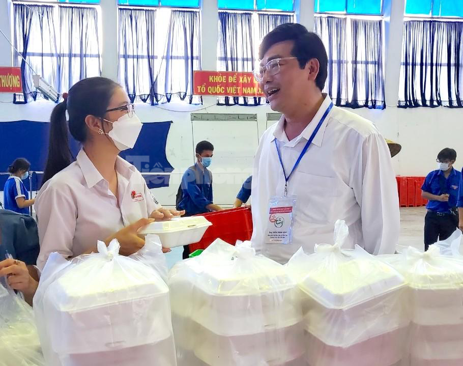 Ông Trần Thanh Bình thăm hỏi thí sinh sau phần thi môn ngữ văn - Ảnh: Kim Hà.